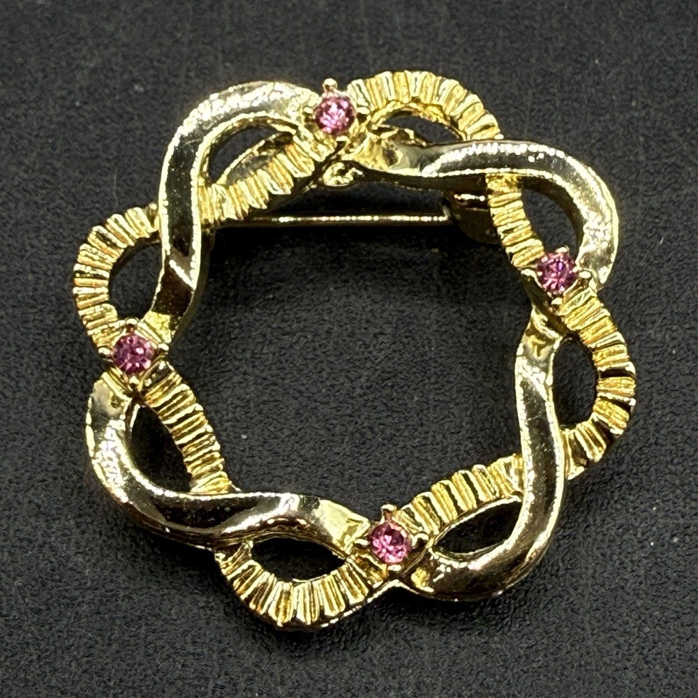 VINTAGE GOLD TONE BEJEWELED MADE IN TAIWAN BROOCH Pink Crystals round Woven